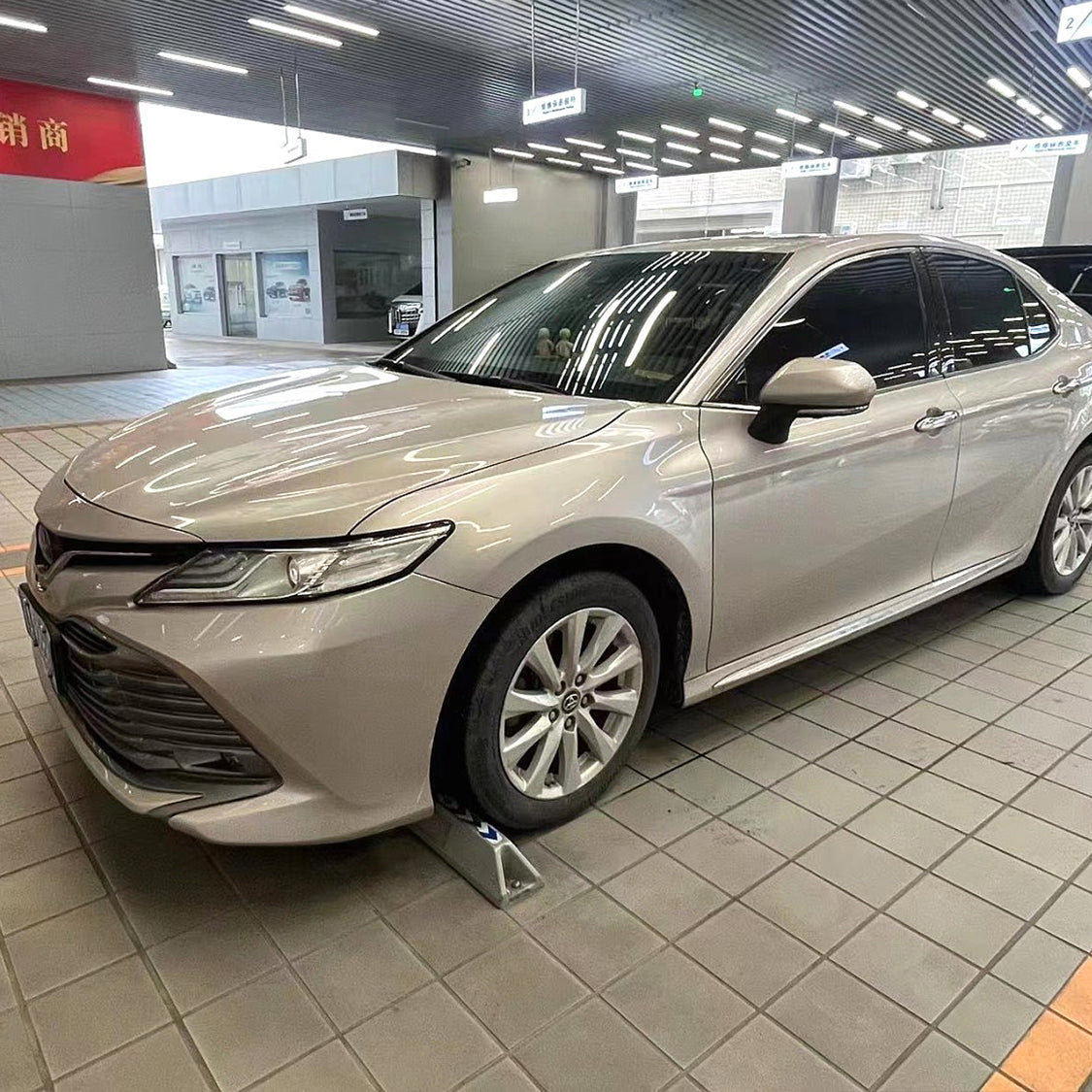 Toyota Camry 2018 Золотой 2.0L 