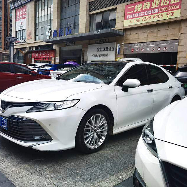 Toyota Camry 2019 Белый 2.5L 