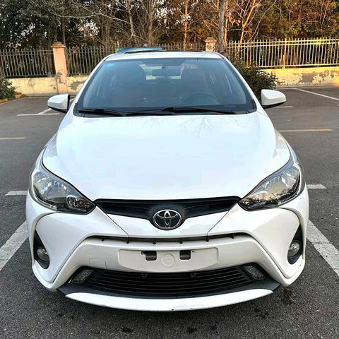 Toyota YARiS 2017 Белый 1.5L