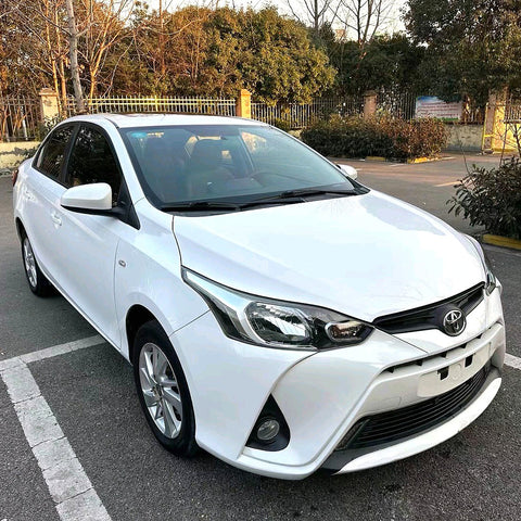 Toyota YARiS 2017 Белый 1.5L