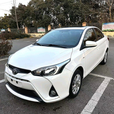 Toyota YARiS 2017 Белый 1.5L