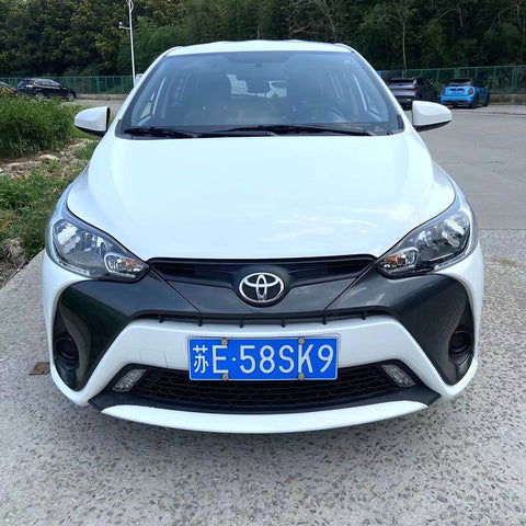 Toyota YARiS 2016 Белый 1.5L 