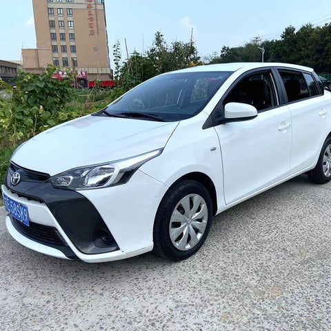 Toyota YARiS 2016 Белый 1.5L 