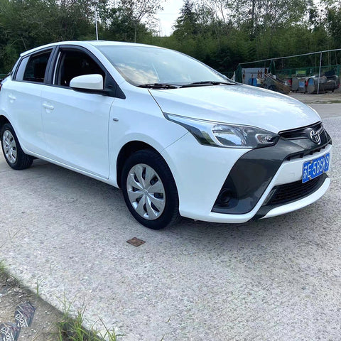 Toyota YARiS 2016 Белый 1.5L 