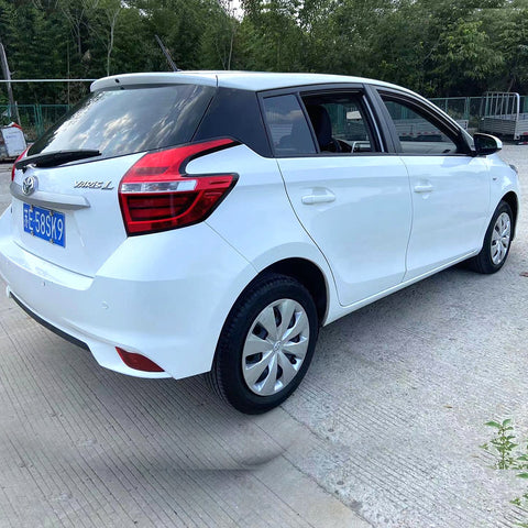 Toyota YARiS 2016 Белый 1.5L 